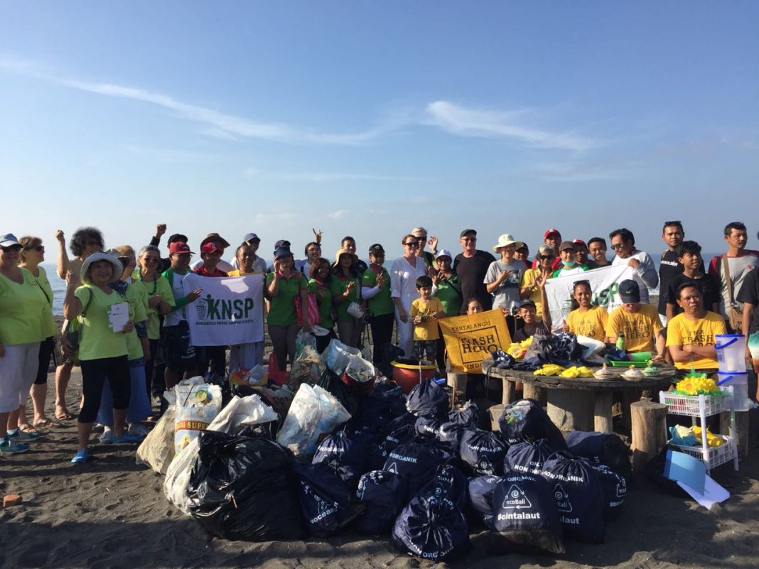 Beach clean-up at Kertalanggu. Balipicturenews.com