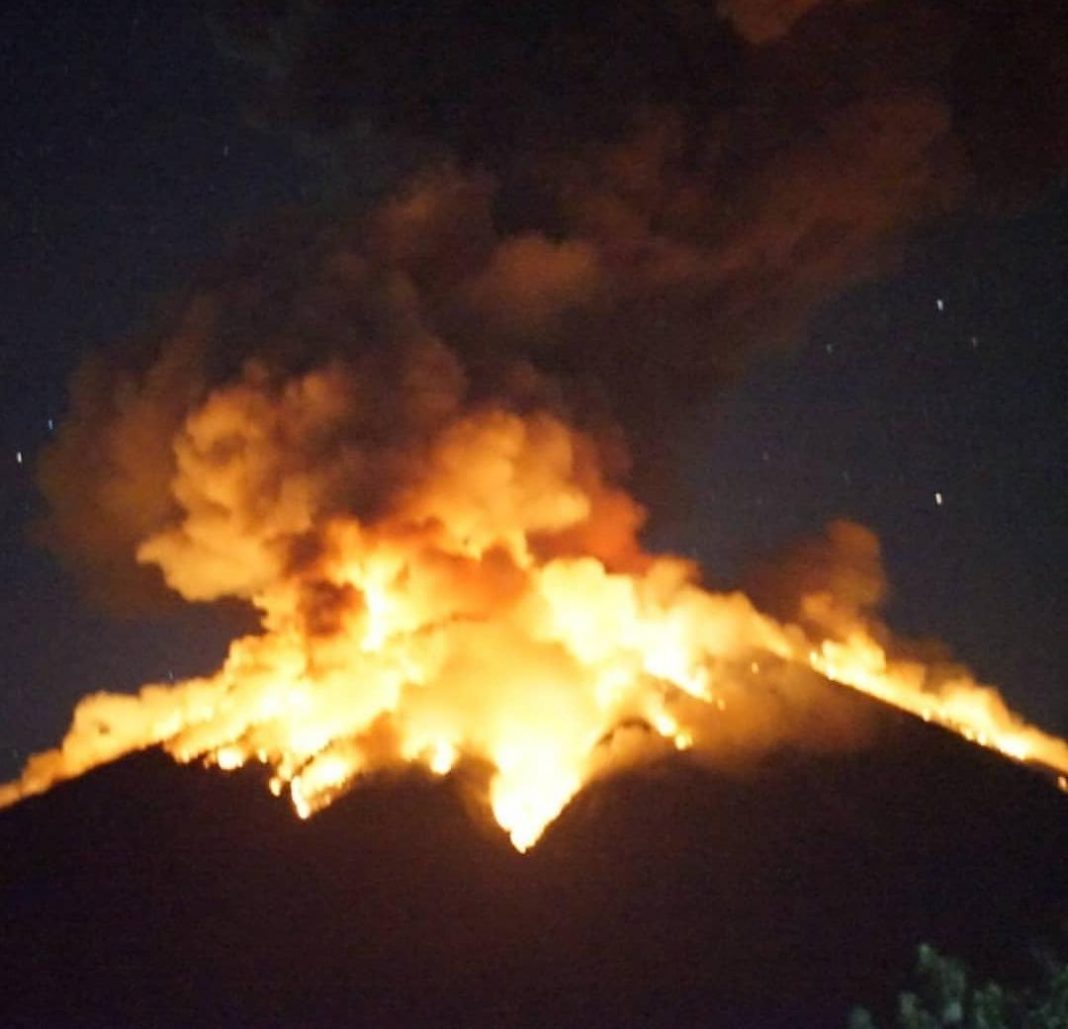 Mount Agung released lava on its latest eruption on Monday night at 09:04 p.m. (Image: PVMBG).