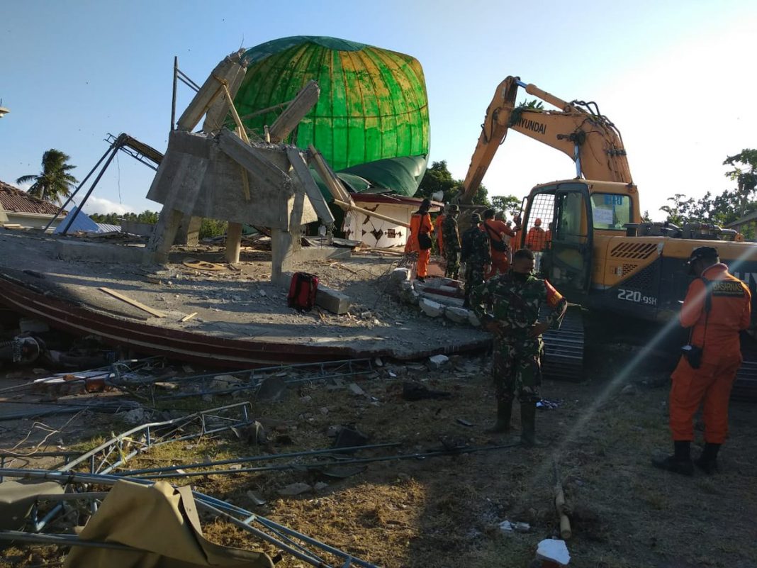 Officers searched for victims at a collapsed mosque at Lading-lading village, North Lombok. (IMG: Sutopo Purwo Nugroho/exclusive)