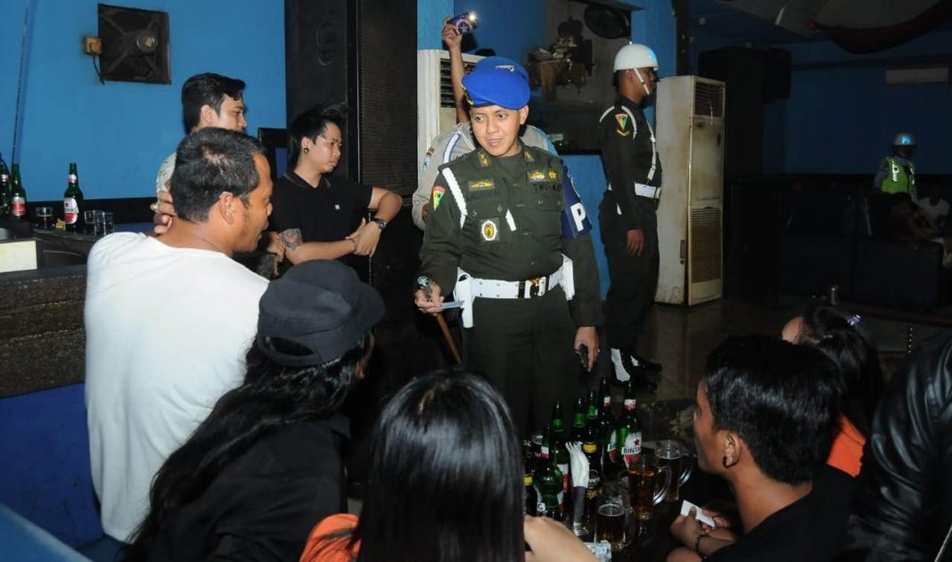 Joint Raids in Kuta Secure Foreign Tourists and Drug Dealer
