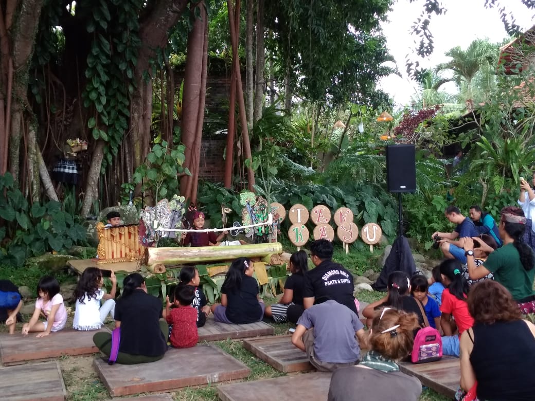 Balinese Child Puppeteer Amazes Audience with Environment Issue
