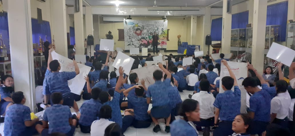 Students followed the Smashed Project at SMP 3 Denpasar held on Tuesday.