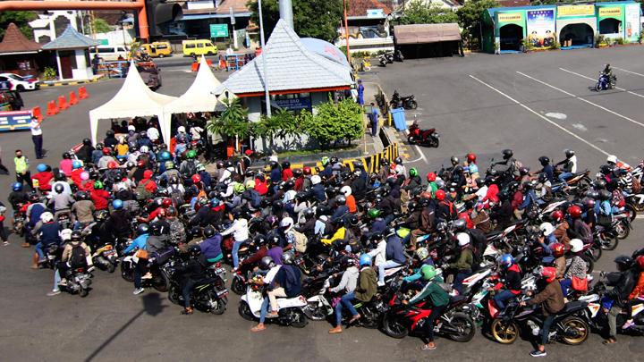 The queue of mudik travelers from Bali at the Ketapang Port of Banyuwangi, East Java, returning to their hometowns in Java, on Sunday. (ANTARA FOTO/Budi Candra Setya)
