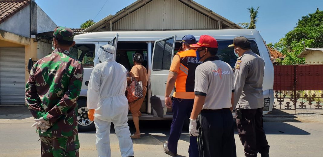 Denpasar COVID-19 handling team picks up four OTGs from Sanur Kauh, on Friday.