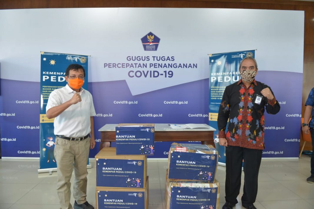 Tourism ministry submitted the aid from China to the National Disaster Mitigation Agency (BNPB), in Jakarta. (kemenparekraf)