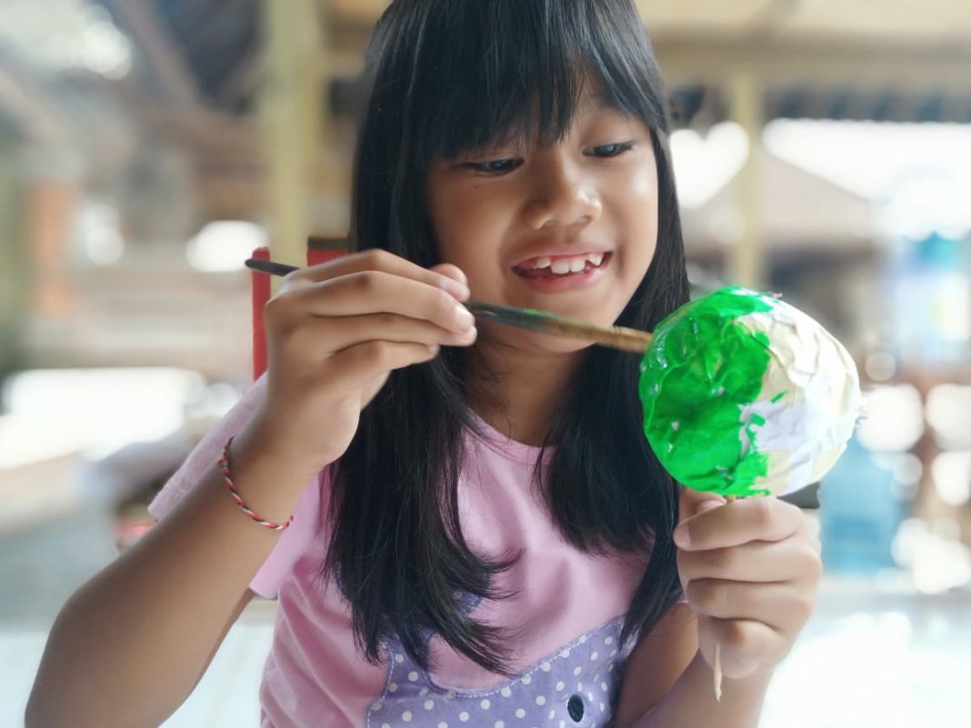 Creating globe using recycled paper. (Picture: Begawan Foundation)