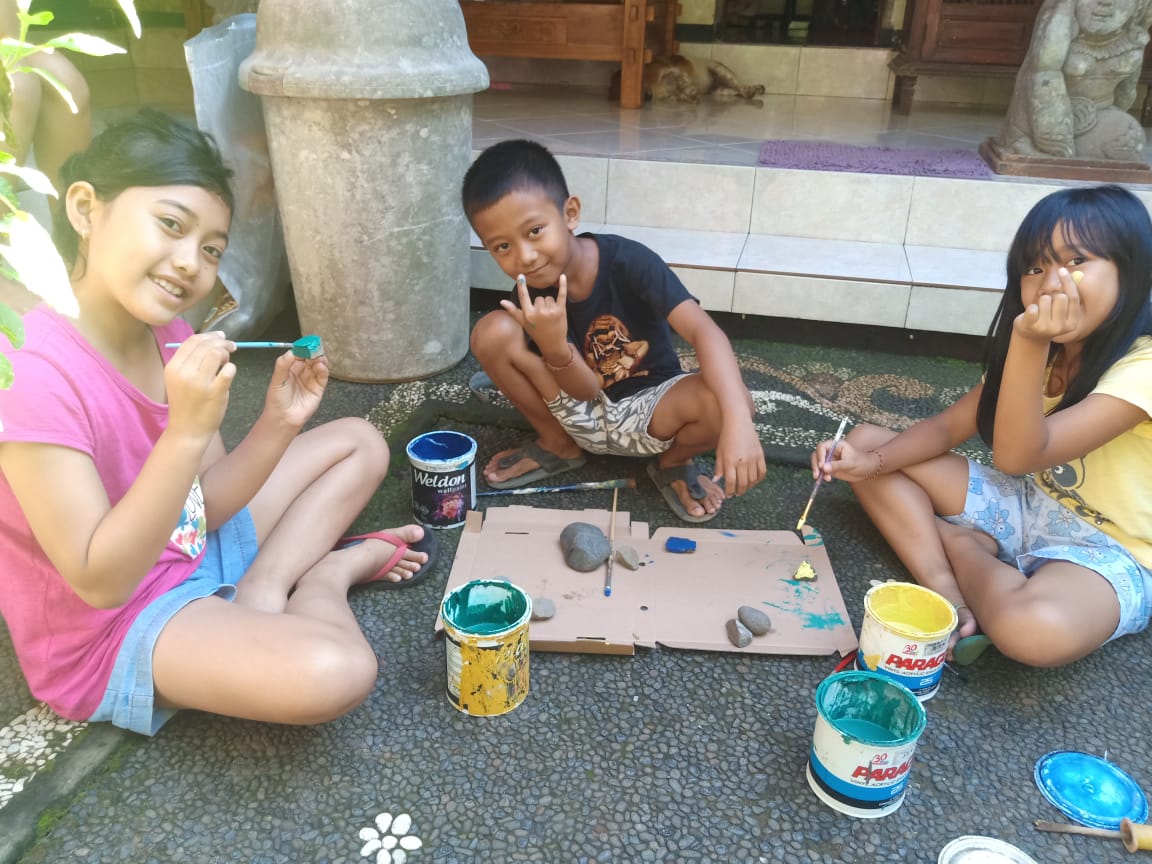 Decorating stones with encouraging words. (Begawan Foundation)