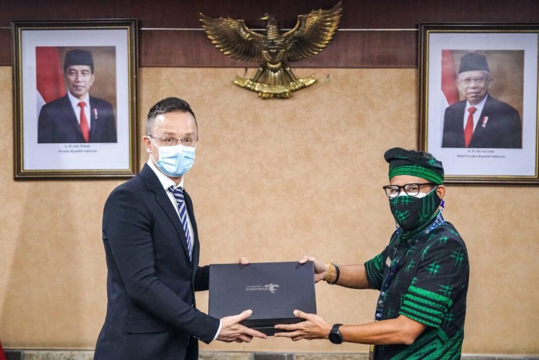 Indonesian Minister of Tourism and Creative Economy Sandiaga Salahuddin Uno (right) and Hungarian Minister of Foreign Affairs and Trade, Péter Szijjártó. (Picture: kemenparekraf)