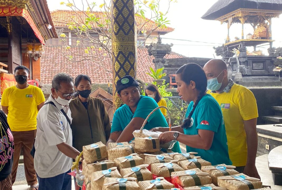 Food Distribution Banjar Yang Batu Kauh by SOS Indonesia.