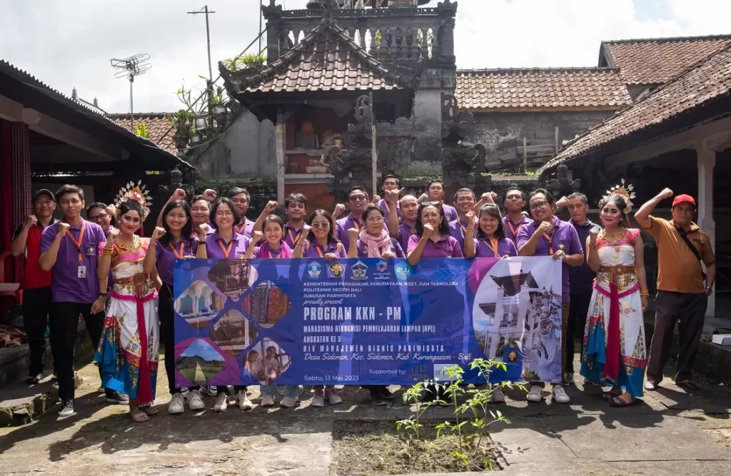 Students of the Politeknik Negeri Bali Provide Digital Marketing Training in Sidemen Village
