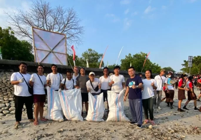 Deep Roots Dive and Yoga Resort Takes Part in Beach Cleaning in Nusa Penida