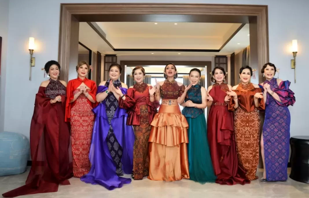 A Beautiful Collaboration of Indonesian and Chinese Cultures in Enijoe’s Endek Cheongsam Dress for Chinese New Year Festivities